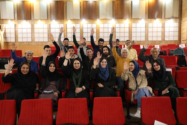 خارجیها راحت تر از ایرانی ها میخندند