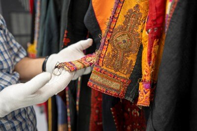 لباس فلسطینی گلدوزی شده/۱۹۴۹ـ ۱۹۲۰ _ عکاس: حارث یوسف همکاری هنرمندان فلسطینی با موزه ویکتوریا و آلبرت برای حفاظت از صنایع دستی