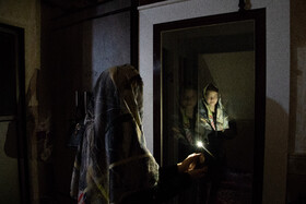 فائزه همراه با پدر و مادرش حدود دو هفته است که به ایران رسیدهاند و در منزل یکی از اقوامشان که چهار ماه قبل از آنها آمده بودند ساکن شدهاند. خانههای افرادی مثل فائزه معمولا صرفا یک لامپ در اتاق اصلی دارند و در اتاقهای دیگر روشنایی ندارد