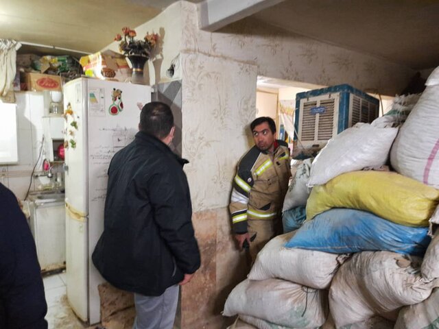 حفر تونل در خانه برای یافتن شیء تاریخی