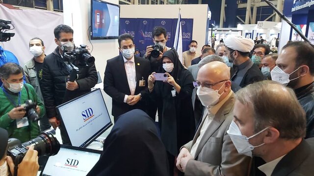 وزیر علوم و رئیس دستگاه حاکمه در نمایشگاه دستاوردهای جهاد دانشگاهی حضور یافتند 