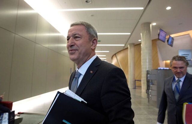 خلوصی آکار، وزیر دفاع ترکیه ترکیه پیشنهاد میانجیگری در بحران بوسنی را داد