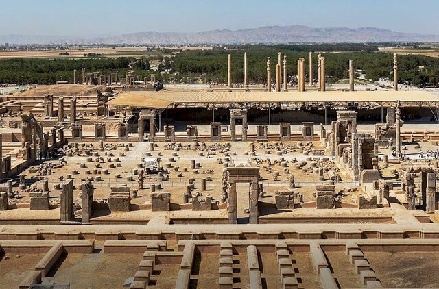 سند مالکیت ۹ هکتار زمین کنار تختجمشید منتقل شد سند مالکیت ۹ هکتار زمین کنار تختجمشید منتقل شد