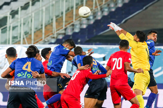 استقلال در سودای ذوب آلومینیوم/ تراکتور سردرگم در آزادی استقلال در سودای ذوب آلومینیوم/ تراکتور سردرگم در آزادی