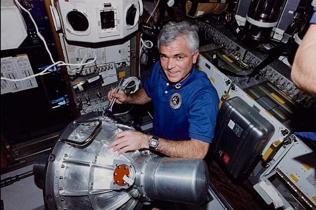 فضانورد ناسا درگذشت فضانورد ناسا درگذشت