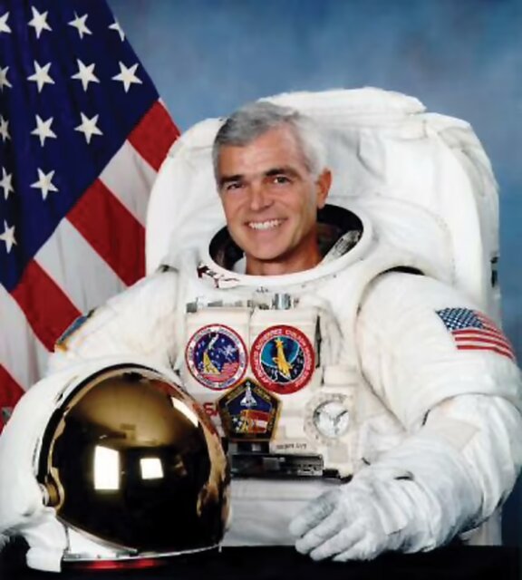 فضانورد ناسا درگذشت