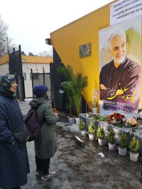 برگزاری مراسم پرشور اهدای گل و ادای احترام به سردار شهید سلیمانی در سوئد برگزاری مراسم پرشور اهدای گل و ادای احترام به سردار شهید سلیمانی در سوئد