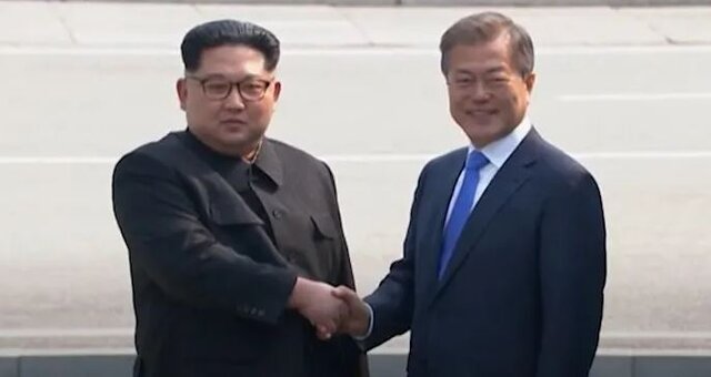 مون جائه-این، رئیس جمهوری کره جنوبی (سمت راست) و کیم جونگ اون، رهبر کره شمالی (سمت چپ) کره جنوبی و آمریکا درباره پیشنویس توافقنامه پایان جنگ دو کره به اشتراک رسیدهاند