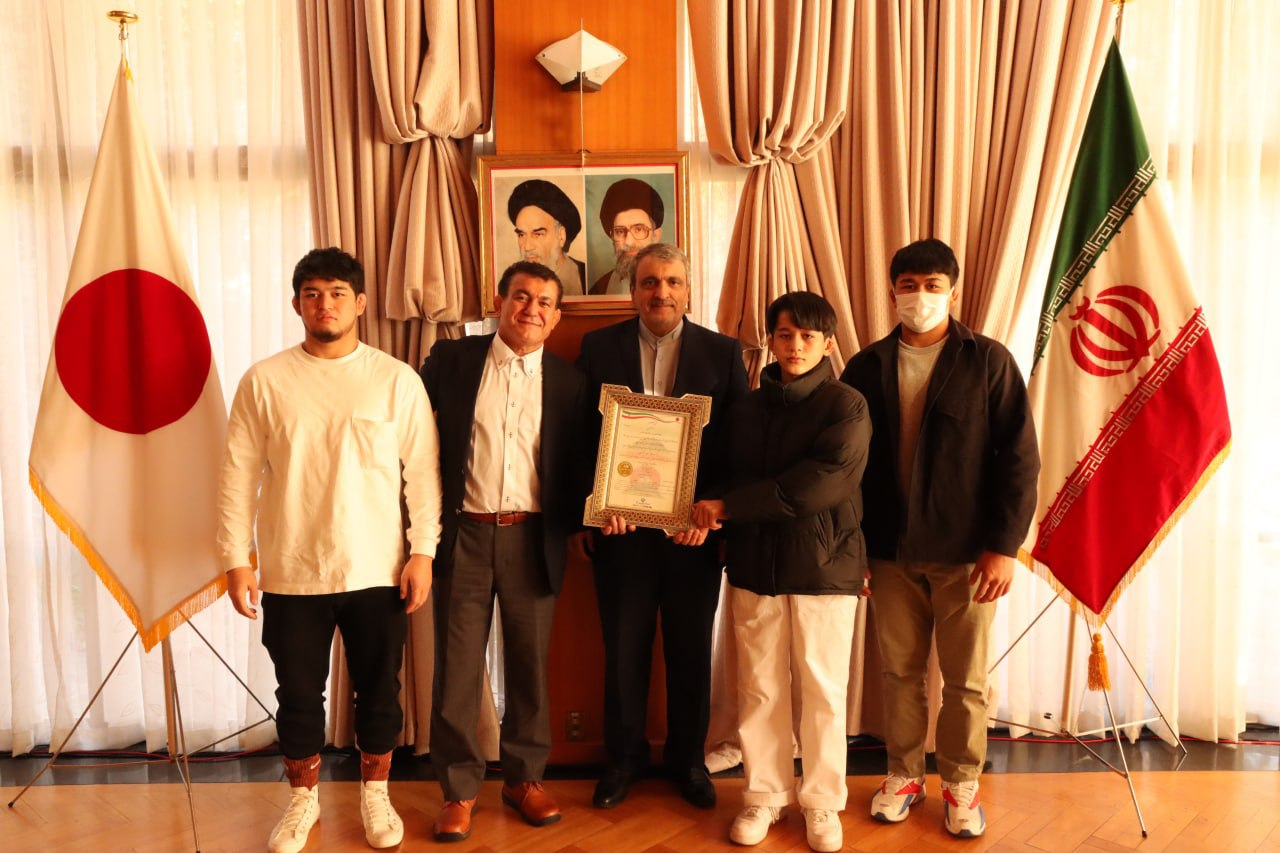 تقدیر سفیر کشورمان در ژاپن از فعال ورزشی کشتی ایرانی مقیم این کشور