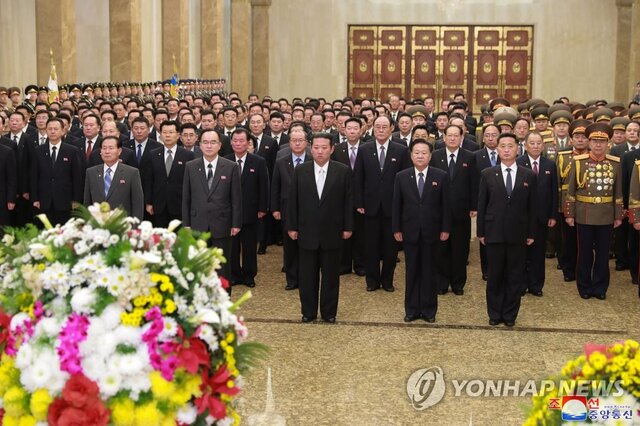 کیم جونگ اون به‌مناسبت سال نو به بازدید مقبره پدر و پدربزرگش رفت