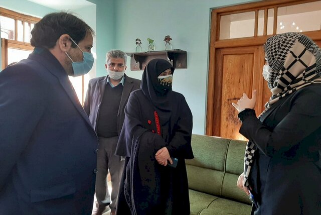 تصویری از معاون صنایع دستی کشور در بازدید از خانه تاریخی زعیم راهاندازی خانههای ایرانی با بهرهگیری از صنایعدستی