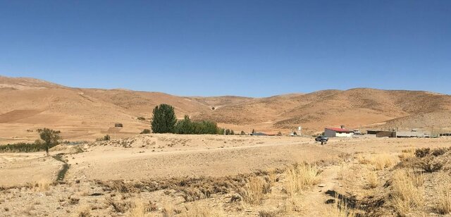 کشف آثار تاریخی از تپهای در محاصره زمینهای کشاورزی 2