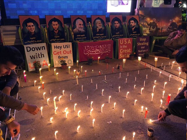 تظاهرات گسترده در نزدیکی فرودگاه بغداد به مناسبت سالروز شهادت سردار سلیمانی و المهندس تظاهرات گسترده در نزدیکی فرودگاه بغداد به مناسبت سالروز شهادت سردار سلیمانی و المهندس