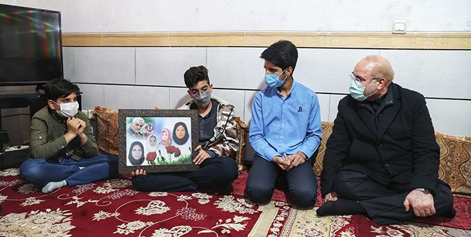 حضور رئیس مجلس در منزل شهدای حادثه ناگوار مراسم تشییع شهید سلیمانی