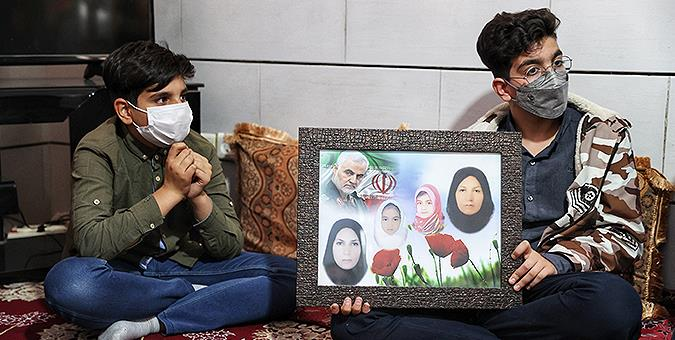 حضور رئیس مجلس در منزل شهدای حادثه ناگوار مراسم تشییع شهید سلیمانی