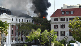 اپوزیسیون آفریقای جنوبی،حزب حاکم را به دست داشتن در آتش زدن ساختمان پارلمان متهم کرد