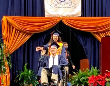 فارغالتحصیلی همزمان نوه و پدربزرگ از یک دانشگاه