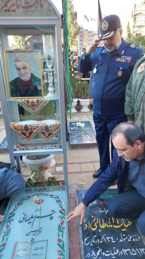 ادای احترام امیر سرتیپ خلبان واحدی به مقام شامخ  شهید سلیمانی
