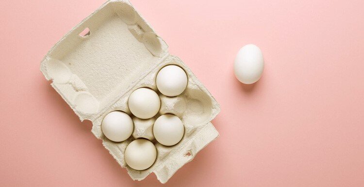 به گزارش ایسنا بنابر اعلام رادینا سلامت، البته امروزه که سن ازدواج به دلایل مسائل اقتصادی بالاتر رفته و بارداری بعد از ۴۰ سالگی رواج بیشتری پیداکرده، پزشکان تلاش میکنند راهکارهای مناسبی را جهت افزایش بارداری سالم به این دسته از افراد ارائه دهند. به طور کلی، در طول مدتزمان فعالیت سیستم هیپوتالاموس مغز، سیستم تولیدمثل، رحم و تخمدانها و تا هنگامی که چرخه قاعدگی از کار نیفتاده است، امکان بارداری برای یک خانم وجود دارد. بنابراین، حتی بعد از سن ۴۰ سالگی نیز با افزایش کنترل و نظارتهای پزشکی میتوان بارداری موفقی داشت. بارداری بعد از چهل سالگی؛ موفقیت یا شکست