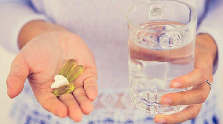 به گزارش ایسنا بنابر اعلام رادینا سلامت، البته امروزه که سن ازدواج به دلایل مسائل اقتصادی بالاتر رفته و بارداری بعد از ۴۰ سالگی رواج بیشتری پیداکرده، پزشکان تلاش میکنند راهکارهای مناسبی را جهت افزایش بارداری سالم به این دسته از افراد ارائه دهند. به طور کلی، در طول مدتزمان فعالیت سیستم هیپوتالاموس مغز، سیستم تولیدمثل، رحم و تخمدانها و تا هنگامی که چرخه قاعدگی از کار نیفتاده است، امکان بارداری برای یک خانم وجود دارد. بنابراین، حتی بعد از سن ۴۰ سالگی نیز با افزایش کنترل و نظارتهای پزشکی میتوان بارداری موفقی داشت. بارداری بعد از چهل سالگی؛ موفقیت یا شکست