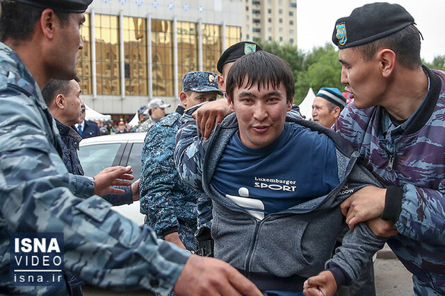 ویدئو / خشم و اعتراض مردم قزاقستان در پی افزایش قیمت سوخت