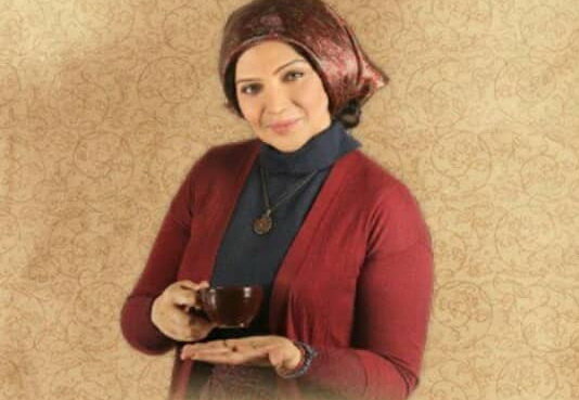 این عکس برگرفته از پوستر نمایش کافه پولشری است الهام پاوهنژاد و حسرت نگفتن گفتنیها