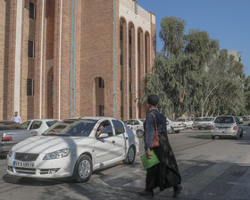 وجود اماکن مهمی چون استانداری خوزستان، فرمانداری، ایستگاه راهآهن ، بیمارستان رازی، ورزشگاه تختی، دانشکده ادبیات و زبان خارجه دانشگاه شهید چمران (جندی شاپور سابق)، دانشکده معارف و الهیات، اداره کل آموزش و پرورش خوزستان، فلکه ساعت و اکثر ادارات دولتی، این محله را به یکی از مناطق حیاتی شهر تبدیل کرده است.