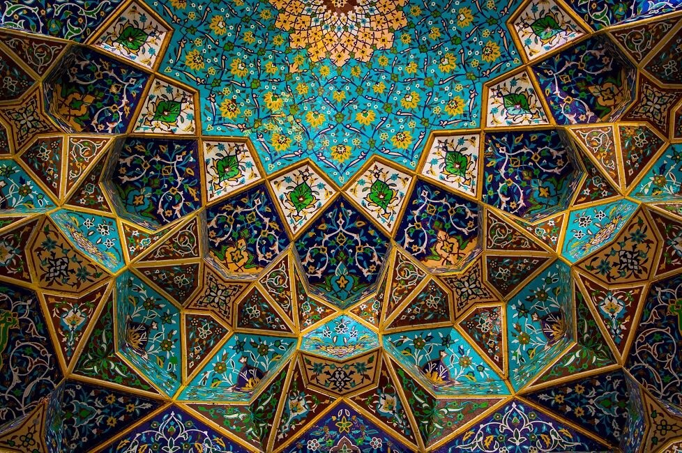 زبان معنا در تمدن اسلامی ایرانی/چالش‌های معماری معاصر ایران: از دست رفتن هویت
