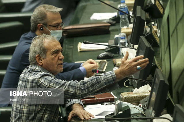 پزشکیان: فردی که در کلینیک خصوصی درآمد میلیاردی دارد نمی‌تواند در بخش دولتی به محرومان کمک کند