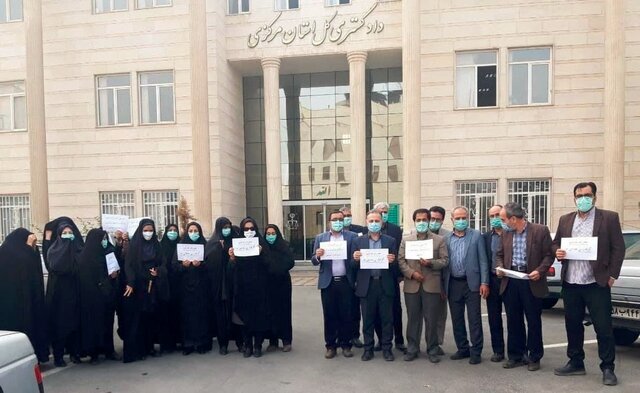 تجمع و اعتراض برخی از کارکنان دادگستری کارکنان دادگستری حق دارند اعتراض کنند