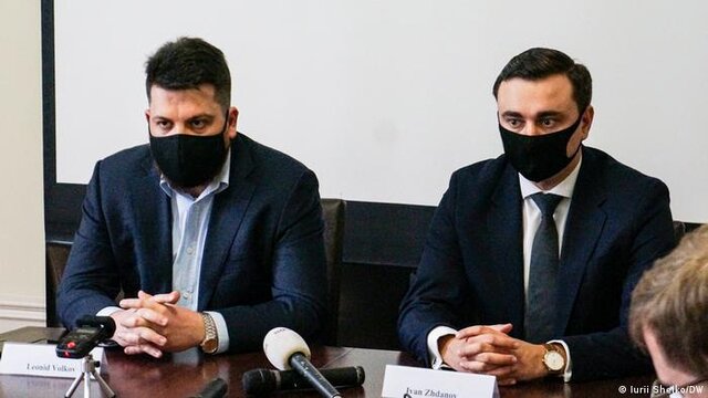 ایوان ژدانوف (سمت راست) و لئونید ولکوف (سمت چپ) روسیه ۲ تن از متحدان ناوالنی را "تروریست" نامید