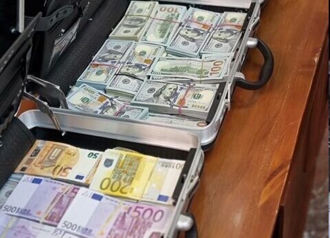 رسیدگی به پرونده شهرداری لواسان رونمایی از کیفهای لبریز از رشوه دلار و یورو در دادگاه شهرداری لواسان