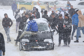  بارش برف در کردستان که بعد از دوسال از یکشنبه ۲۶ دی ماه سال جاری آغاز شد، در شهرهای مریوان ۵۶ سانتی‌متر، بانه ۵۵، سقز ۵۴، سنندج ۵۰، بیجار ۲۲، زرینه ۱۶، کامیاران ۱۴ و قروه پنج سانتی متر ارتفاع داشته است.