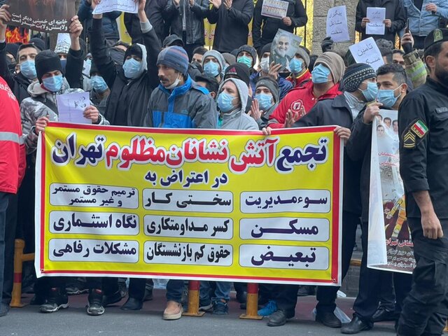 تجمع آتش نشانان یک روز مانده به حادثه پلاسکو تجمع آتش نشانان یک روز مانده به حادثه پلاسکو