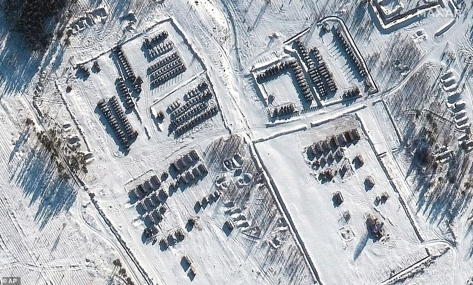 تصاویر تازه از افزایش نیرو در نزدیکی اوکراین و آمادگی برای یک جنگ ۹ ماهه + تصاویر