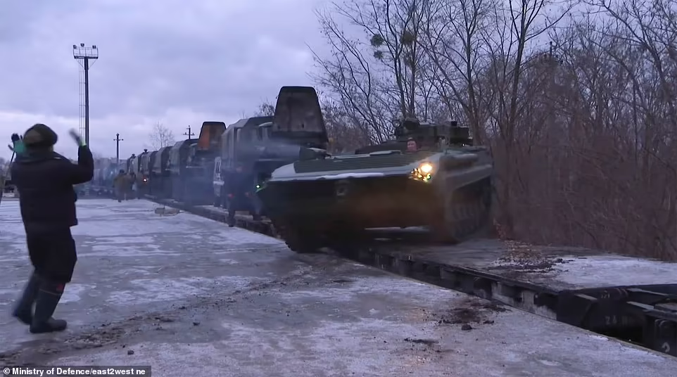 تصاویر تازه از افزایش نیرو در نزدیکی اوکراین و آمادگی برای یک جنگ ۹ ماهه + تصاویر