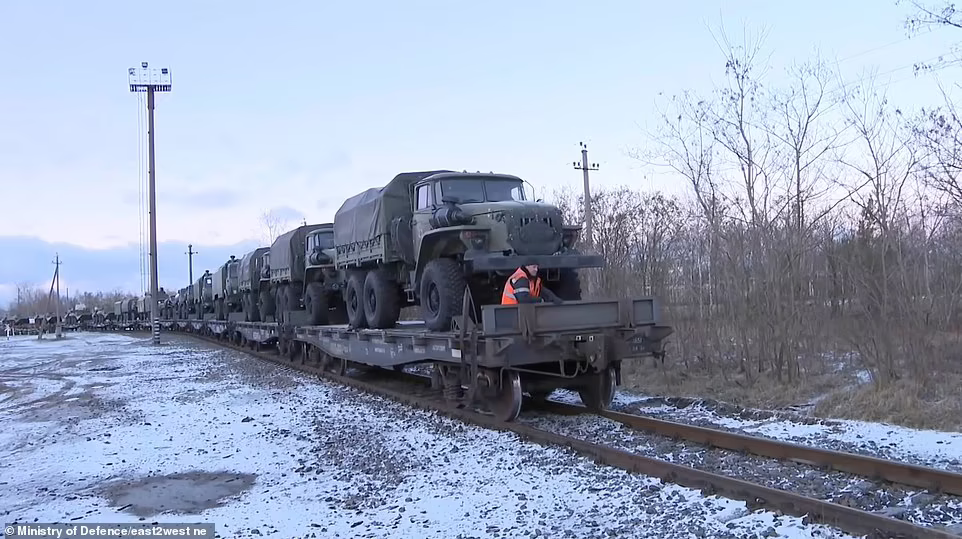 تصاویر تازه از افزایش نیرو در نزدیکی اوکراین و آمادگی برای یک جنگ ۹ ماهه + تصاویر