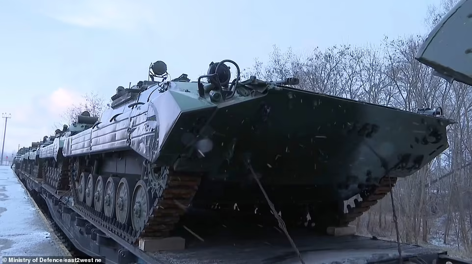 تصاویر تازه از افزایش نیرو در نزدیکی اوکراین و آمادگی برای یک جنگ ۹ ماهه + تصاویر