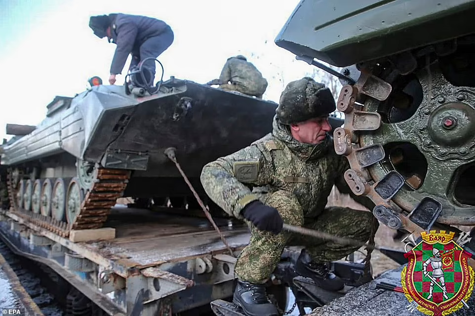 تصاویر تازه از افزایش نیرو در نزدیکی اوکراین و آمادگی برای یک جنگ ۹ ماهه + تصاویر