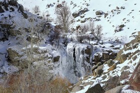 ایران زیباست؛ آبشار یخی «گنجنامه»