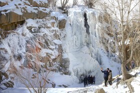 ایران زیباست؛ آبشار یخی «گنجنامه»