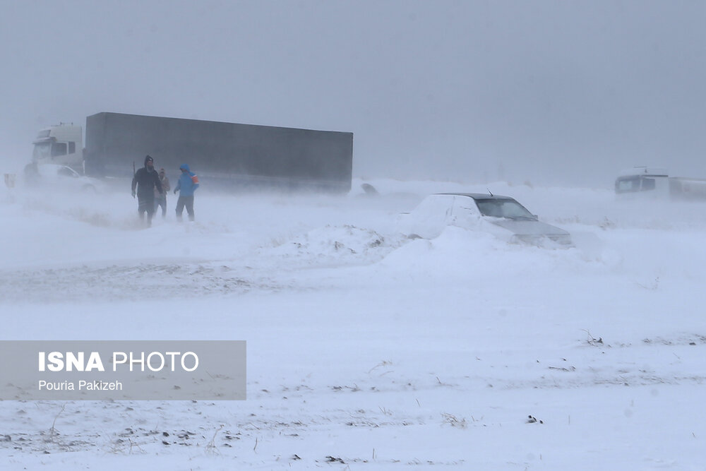 برف راه ارتباطی ۱۵۰ روستا در کوهرنگ را مسدود کرد/ قطع برق در برخی مناطق