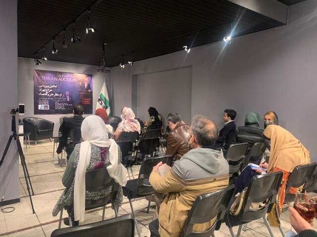 چه اشکالی دارد به جای دلار، مجسمه تناولی را بخرند؟