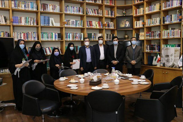 تقدیر رئیس مرکز بررسیهای استراتژیک ریاستجمهوری از بانوان شاغل در این مرکز تقدیر رئیس مرکز بررسیهای استراتژیک ریاستجمهوری از بانوان شاغل در این مرکز