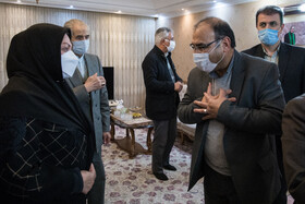 علی متقیان، مدیرعامل خبرگزاری ایسنا در منزل خانواده‌ زنده‌یاد ریحانه یاسینی خبرنگار فقید ایرنا