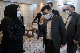علی سلاجقه، رئیس سازمان حفاظت محیط زیست در منزل خانواده‌ زنده‌یاد ریحانه یاسینی خبرنگار فقید ایرنا