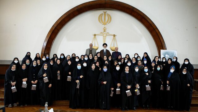 جاهلیت امروز به نام آزادی، از زن به عنوان ابزاری برای مطامع خود استفاده می‌کند