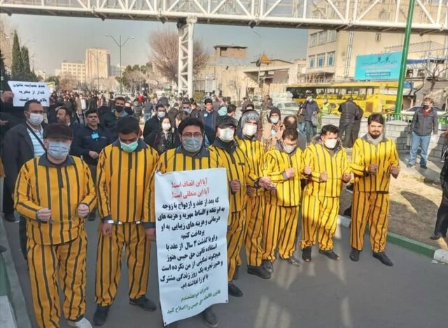 عکس منتشره از تجمع مردان مقابل مجلس در شبکههای اجتماعی «زیرآبی» در کویر «مهریه»