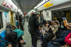 توزیع رایگان روزنامه همشهری در متروی تهران/راه اندازی کیوسک‌های همشهری با مجوز شورای شهر