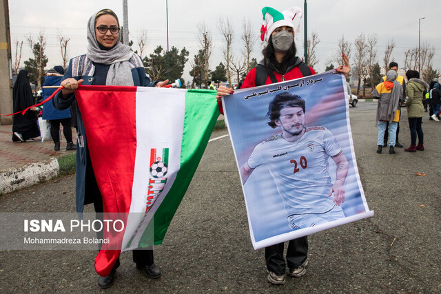 آزادی با حضور زنان غرق در شادی شد / دور افتخار ملی‌پوشان با پرچم ایران